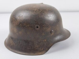 Heer, Stahlhelm Modell 1942 mit Splitterschaden. Originallack und Abzeichen. ET64