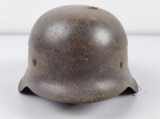 Heer, Stahlhelm Modell 1942 mit Splitterschaden. Originallack und Abzeichen. ET64