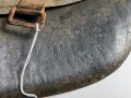 Heer, Stahlhelm Modell 1942 mit Splitterschaden. Originallack und Abzeichen. ET64