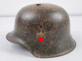 Heer, Stahlhelm Modell 1942 mit Splitterschaden. Originallack und Abzeichen. ET64