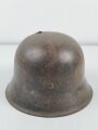 Heer, Stahlhelm Modell 1942 mit Splitterschaden. Originallack und Abzeichen. ET64