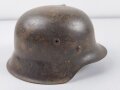 Heer, Stahlhelm Modell 1942 mit Splitterschaden. Originallack und Abzeichen. ET64