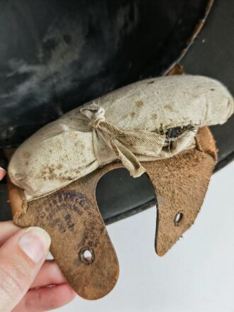 Stahlhelm Österreich Modell 1917. Bei der Wehrmacht weiterverwendet, dafür mehrfach neu lackiert. Ungereinigtes Stück