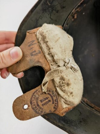 Stahlhelm Österreich Modell 1917. Bei der Wehrmacht weiterverwendet, dafür mehrfach neu lackiert. Ungereinigtes Stück