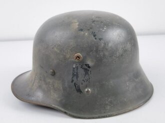 Stahlhelm Österreich Modell 1917. Bei der Wehrmacht weiterverwendet, dafür mehrfach neu lackiert. Ungereinigtes Stück