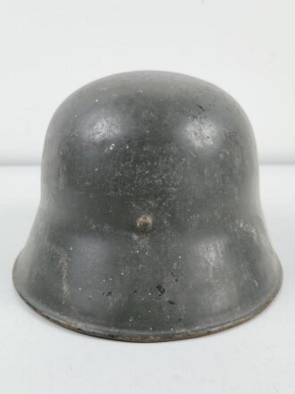 Stahlhelm Österreich Modell 1917. Bei der Wehrmacht weiterverwendet, dafür mehrfach neu lackiert. Ungereinigtes Stück