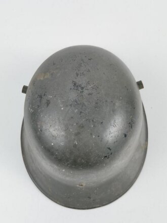 Stahlhelm Österreich Modell 1917. Bei der Wehrmacht weiterverwendet, dafür mehrfach neu lackiert. Ungereinigtes Stück