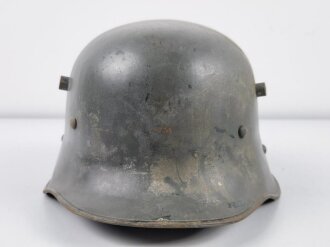 Stahlhelm Österreich Modell 1917. Bei der Wehrmacht weiterverwendet, dafür mehrfach neu lackiert. Ungereinigtes Stück