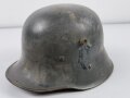 Stahlhelm Österreich Modell 1917. Bei der Wehrmacht weiterverwendet, dafür mehrfach neu lackiert. Ungereinigtes Stück