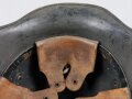 Stahlhelm Österreich Modell 1917. Bei der Wehrmacht weiterverwendet, dafür mehrfach neu lackiert. Ungereinigtes Stück