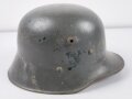 Stahlhelm Österreich Modell 1917. Bei der Wehrmacht weiterverwendet, dafür mehrfach neu lackiert. Ungereinigtes Stück