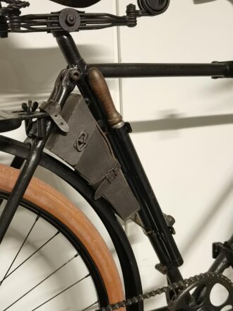 Fallschirmjäger Klappfahrrad Wehrmacht. Restauriertes Stück in gutem Gesamtzustand, extem selten. Die Frachtkosten bitte anfragen, nur Speditionsversand möglich