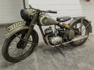 Steyr Daimler Puch AG, 125ccm Motorrad Baujahr 1941. Originale Wehrmachtslackierung, neuzeitlich lediglich der Komet am Schutzblech ergänzt.