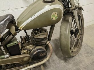 Steyr Daimler Puch AG, 125ccm Motorrad Baujahr 1941. Originale Wehrmachtslackierung, neuzeitlich lediglich der Komet am Schutzblech ergänzt.