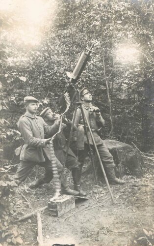 1. Weltkrieg Foto  Maschinengewehr zur Fliegerabwehr in Stellung, 14 x 8,5 cm