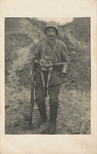 1. Weltkrieg Foto feldgrauer mit Gasmaske und Handgranaten,  14  x 9 cm