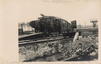 1. Weltkrieg Foto  englischer Tank wird abtransportiert,...