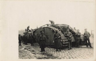 1. Weltkrieg Foto englischer Tank wird abtransportiert,...