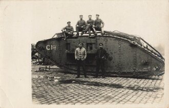 1. Weltkrieg Foto englischer Tank wird abtransportiert,...