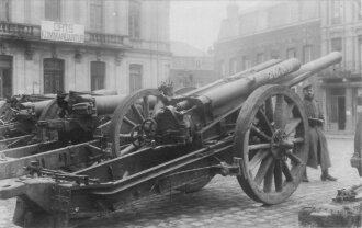 1. Weltkrieg Foto  "eroberte englische geschütze vor Ortskommandantur , 14 x 9 cm