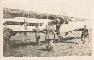 1. Weltkrieg Foto feldgraue an Flugzeug,  14 x 9 cm