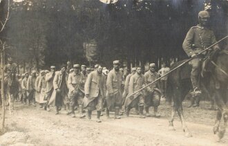 1. Weltkrieg Foto  Kavalleristen mit Stahlrohrlanzen bewachen gefangene Franzosen, 14 x 9 cm