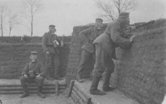 1. Weltkrieg Foto feldgraue mit angelegter , früher Gasmaske im Graben,  13,5 x 8,5 cm