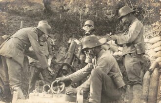 1. Weltkrieg Foto  feldgraue mit angelegter Gasmaske bei Bedienen eines Minenwerfers, 14 x 9 cm