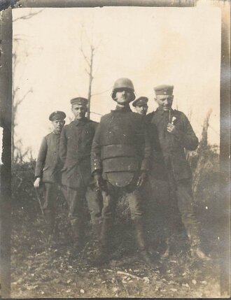 1. Weltkrieg Foto feldgrauer mit Grabenpanzer und Stirnschutz,   8,5 x 6,5 cm