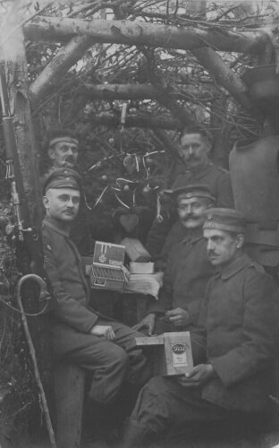 1. Weltkrieg Foto Weihnachtsfest mit Liebesgaben aus der Heimat, rechts hängt ein Grabenpanzer. 14 x 8,5 cm