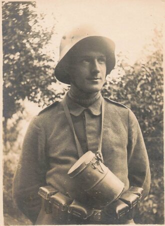 1. Weltkrieg Foto feldgrauer mit Stahlhelm und Bereitschaftsbüchse,  11 x 8 cm