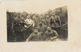 1. Weltkrieg Foto Trupp feldgrauer, einer mit Grabenkeule ? ,  14 x 9 cm