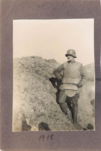 1. Weltkrieg Foto feldgrauer mit Grabenpanzer, 10 x 7,5 cm