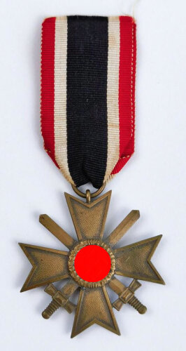 Kriegsverdienstkreuz 2. Klasse 1939 mit Schwertern am Band, Hersteller 87 im Bandring für " Roman Palme, Gablonz ", Buntmetall