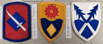 U.S. Army, Sammlung  Ärmelabzeichen Infantry Brigades, auf Karton getackert und teils geklebt