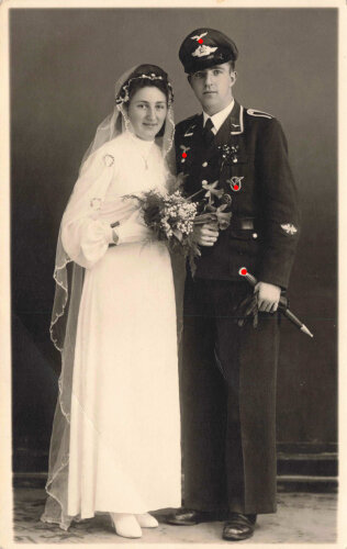 Studioaufnahme eines Angehörigen der Luftwaffe bei dessen Hochzeit, Maße: 9 x 14 cm, datiert 1943