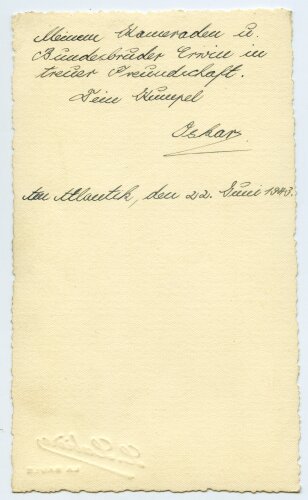 Studioaufnahme eines Angehörigen der Luftwaffe in Tropenbekleidung, aufgenommen am französischen Atlantik, Maße: 8 x 13,5 cm, datiert 1943