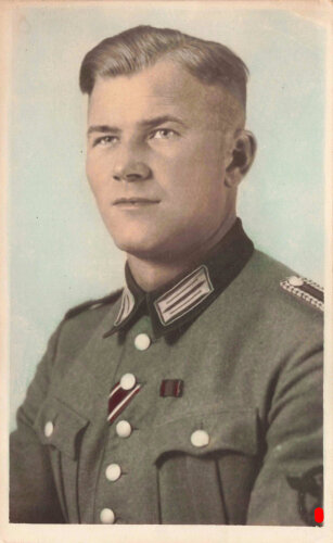 Colorierte Studioaufnahme eines Angehörigen der Polizei, Maße: 8,5 x 14 cm, datiert 1942