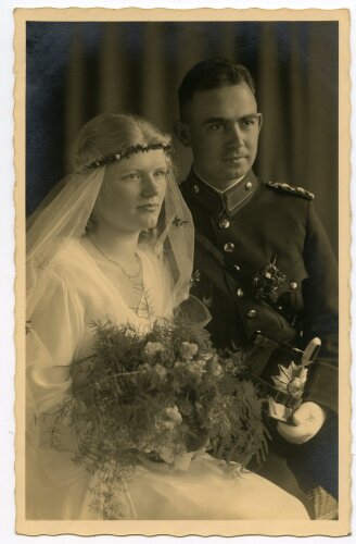 Studioaufnahme eines Angehörigen der Polizei bei dessen Hochzeit, Maße: 9 x 14 cm, datiert 1931