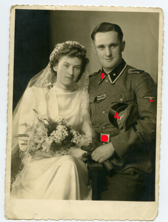 Studioaufnahme eines Angehörigen der Waffen SS bei dessen Hochzeit,  Ärmelband " Totenkopf" Maße: 10,5 x 14,5 cm, datiert 1944