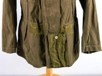 Tropenfeldbluse 3. Modell für Angehörige des Heeres. Kammerstück von 1944, der Adler entfernt, sonst sehr guter Zustand