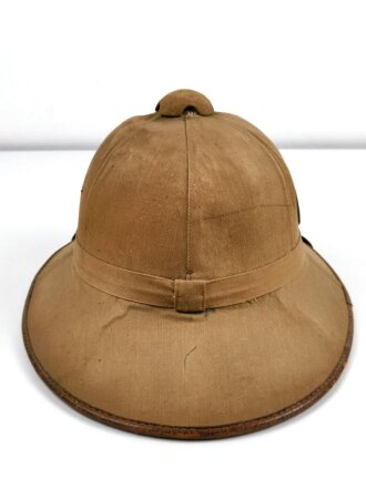 Afrikakorps Tropenhelm, wohl für Angehörige der Kriegsmarine ( innen grün)  Hersteller " C.Pose Wehrausrüstungen Berlin"  Kopfgrösse 57, getragenes Stück