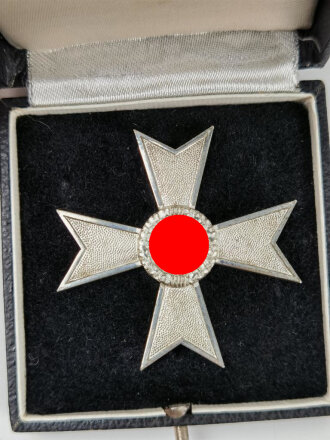 Kriegsverdienstkreuz 1. Klasse im Etui. Buntmetall, Hersteller 50 für Karl Geschiermeister, Wien