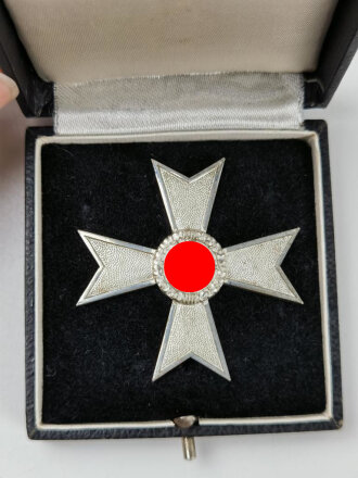 Kriegsverdienstkreuz 1. Klasse im Etui. Buntmetall, Hersteller 50 für Karl Geschiermeister, Wien