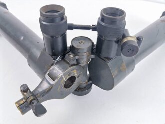 1. Weltkrieg, Scherenfernrohr 14 Z von Carl Zeiss Jena, Seriennummer 32589 vom Juni 1918.  Glasklare Durchsicht, deutliche Strichplatte. Originallack. Die seitliche Libelle wackelt etwas ( untere Schraube abgerissen) sonst sehr guter Zustand