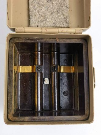 Batteriekasten ( Behälter für Stromquelle ) für diverse Optiken der Wehrmacht, Originallack