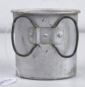 Trinkbecher aus der Zeit des 2.Weltkrieg. Aluminium, Eigentumstück