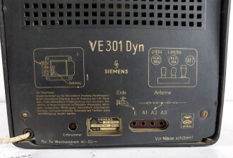 Volksempfänger VE301 Dyn, Hersteller "Siemens" Guter Gesamtzustand, Kabel mit Stecker neuzeitlich ergänzt, die Vorderseitige Pappe aufgeklebt.