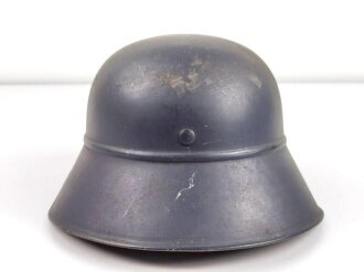 Stahlhelm Luftschutz. Originallack, ungereinigt, Das Abzeichen vollständig, beim Hakenkreuz der untere Arm seitlich verschoben