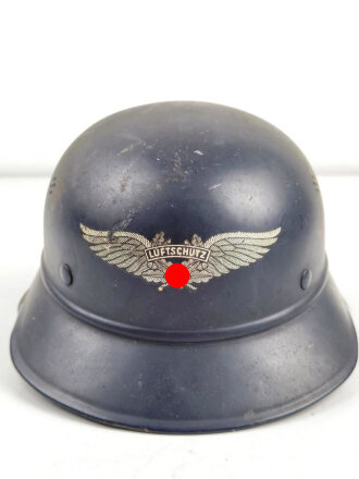 Stahlhelm Luftschutz. Originallack, ungereinigt, Das Abzeichen vollständig, beim Hakenkreuz der untere Arm seitlich verschoben